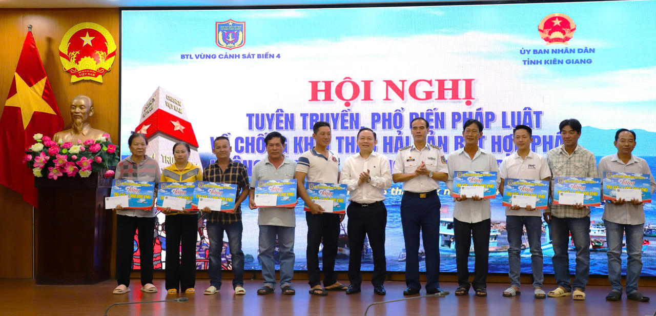 Ông Lê Hữu Toàn - Giám đốc Sở Nông nghiệp và Môi trường tỉnh An Giang tặng 10 phần quà cho các chủ tàu cá trên địa bàn.