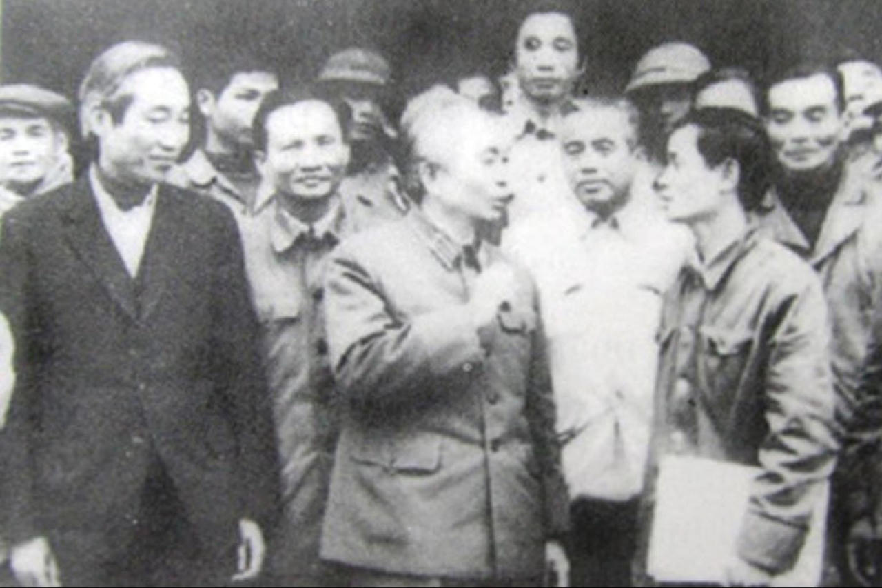 Bí thư Thành ủy Hải Phòng Đoàn Duy Thành (bên trái) trong chuyến công tác của Đại tướng Võ Nguyên Giáp tại địa phương. (Ảnh: Báo Hải Phòng)