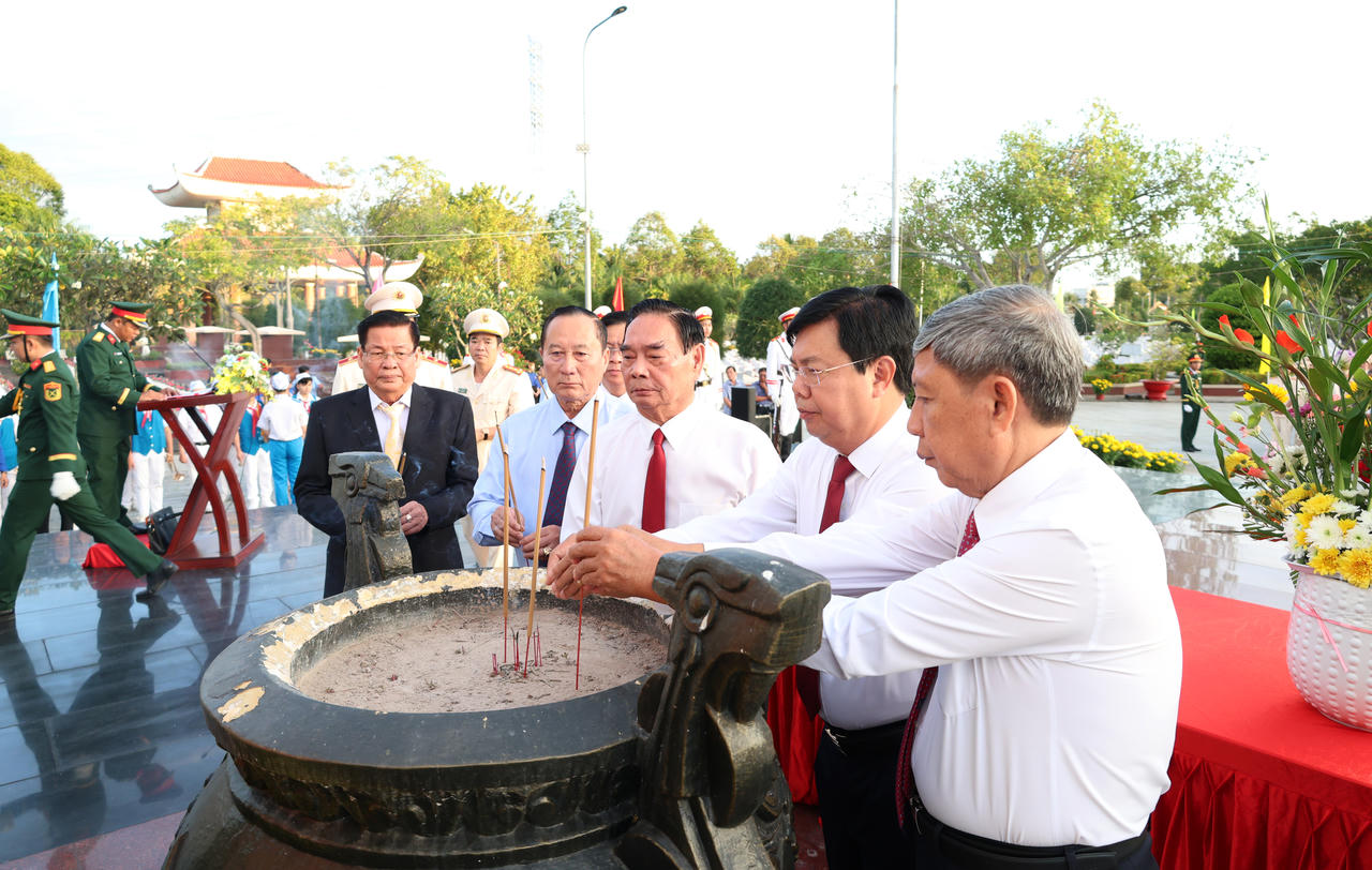 Các lãnh đạo tỉnh An Giang dâng hương tại Đài tưởng niệm