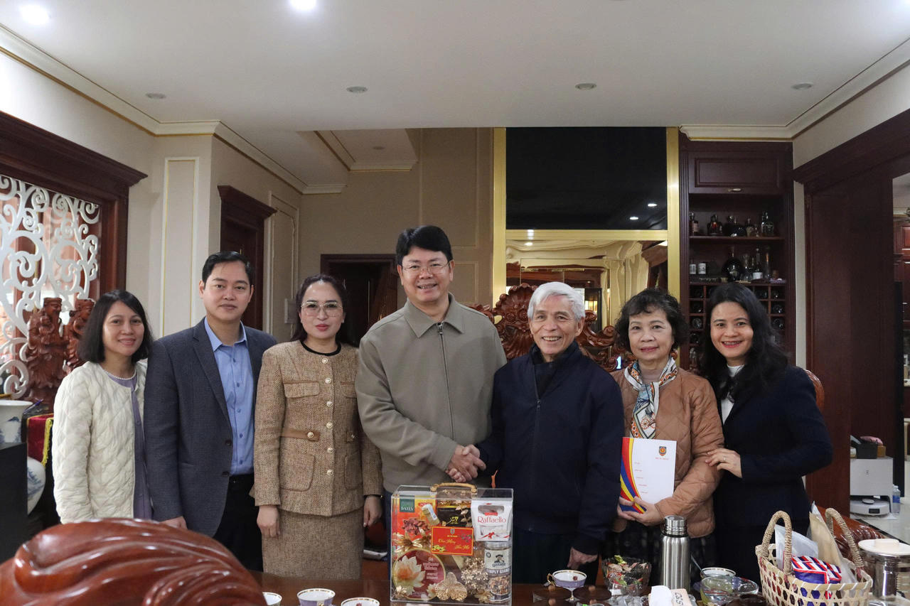 Lãnh đạo Bộ Tư pháp thăm, chúc Tết gia đình các đồng chí nguyên lãnh đạo Bộ