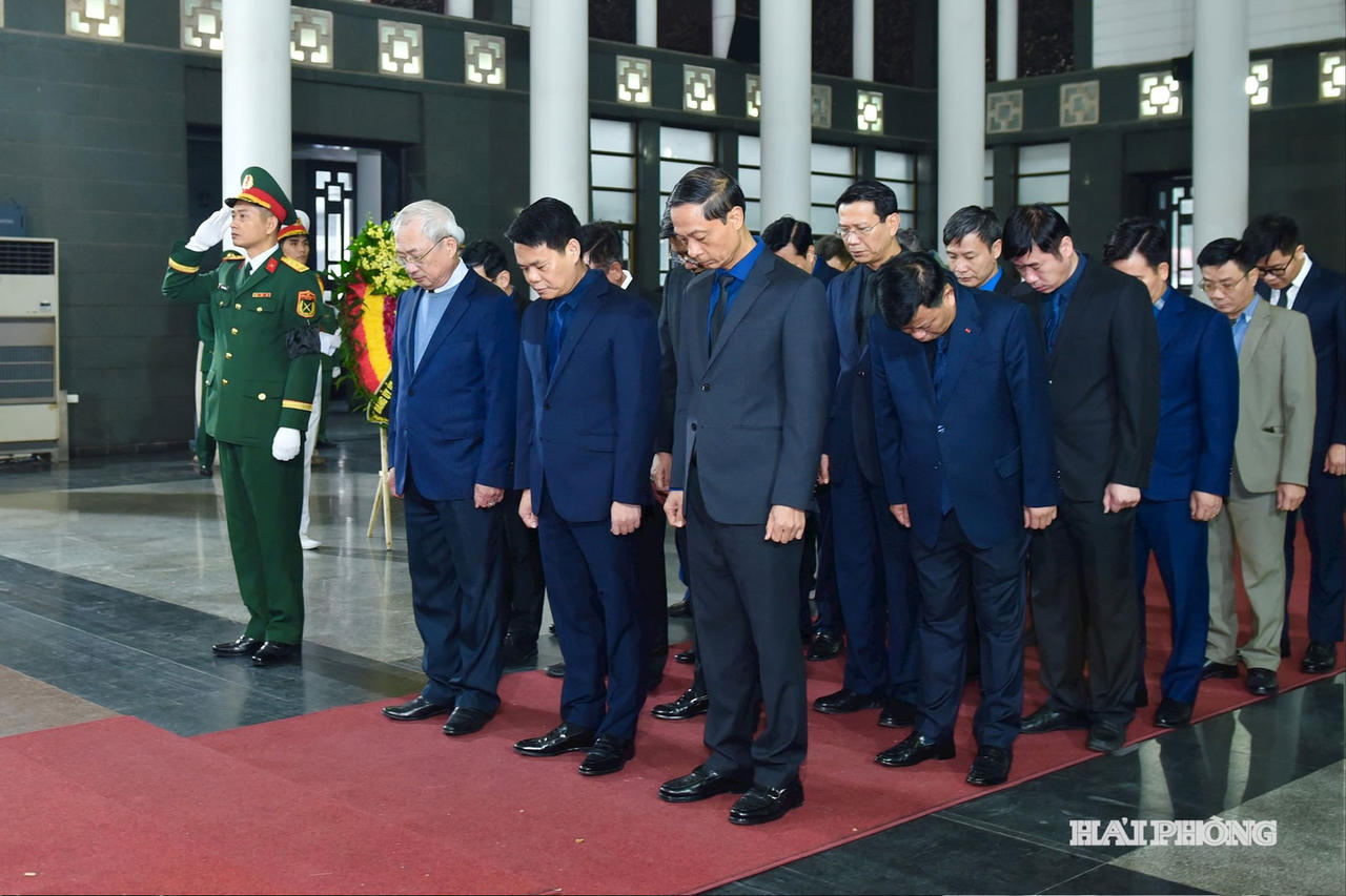 Đoàn đại biểu TP Hải Phòng do ông Lê Ngọc Châu, Ủy viên Trung ương Đảng, Chủ tịch UBND TP làm Trưởng đoàn viếng đồng chí Đoàn Duy Thành tại Hà Nội. (ảnh Báo Hải Phòng).