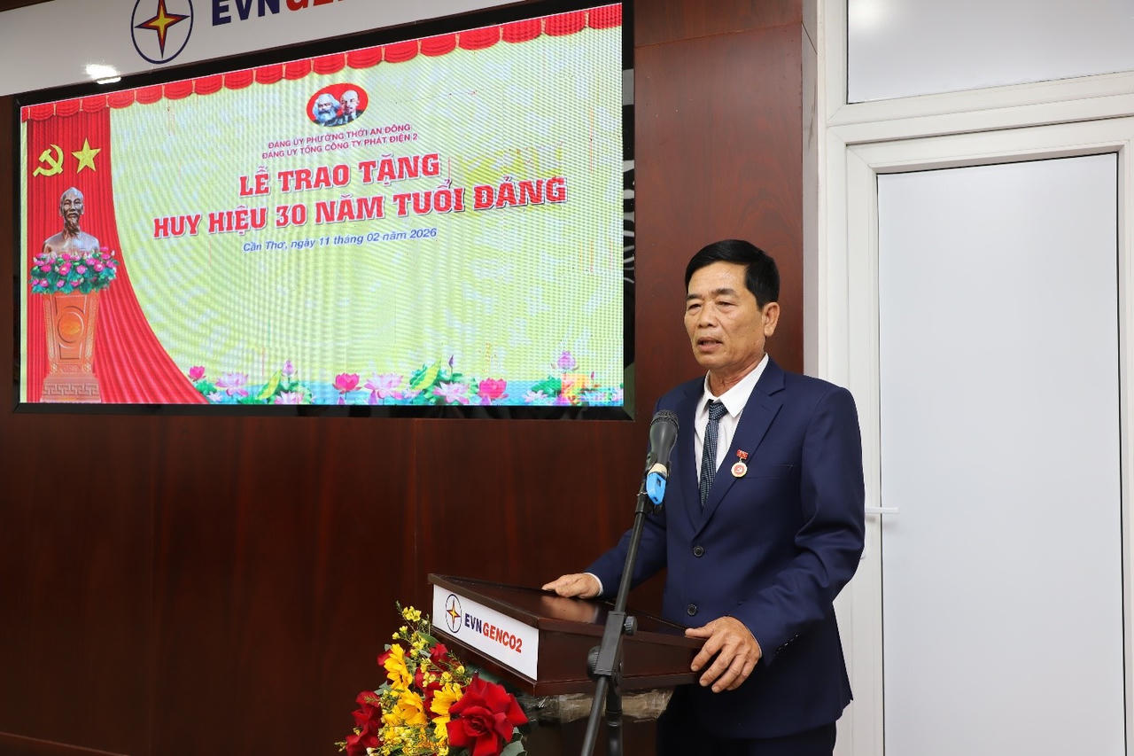 Ông Huỳnh Văn Biếng, Phó trưởng Ban tổ chức Đảng ủy EVNGENCO2 thay mặt các Đảng viên được trao huy hiệu phát biểu.