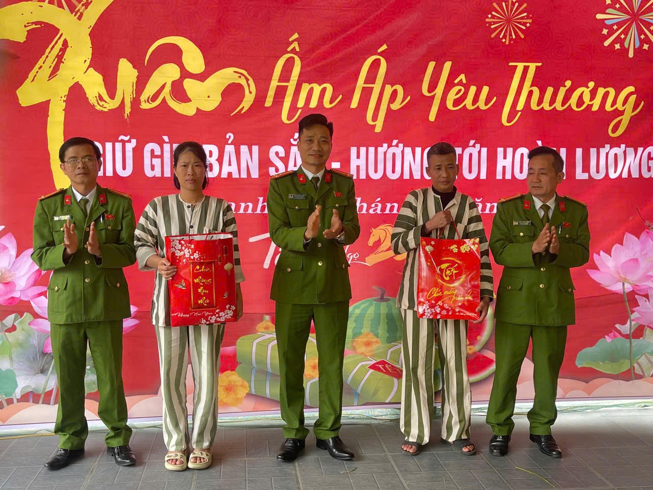 Các phạm nhân cải tạo tốt sẽ được trao thưởng để động viên.