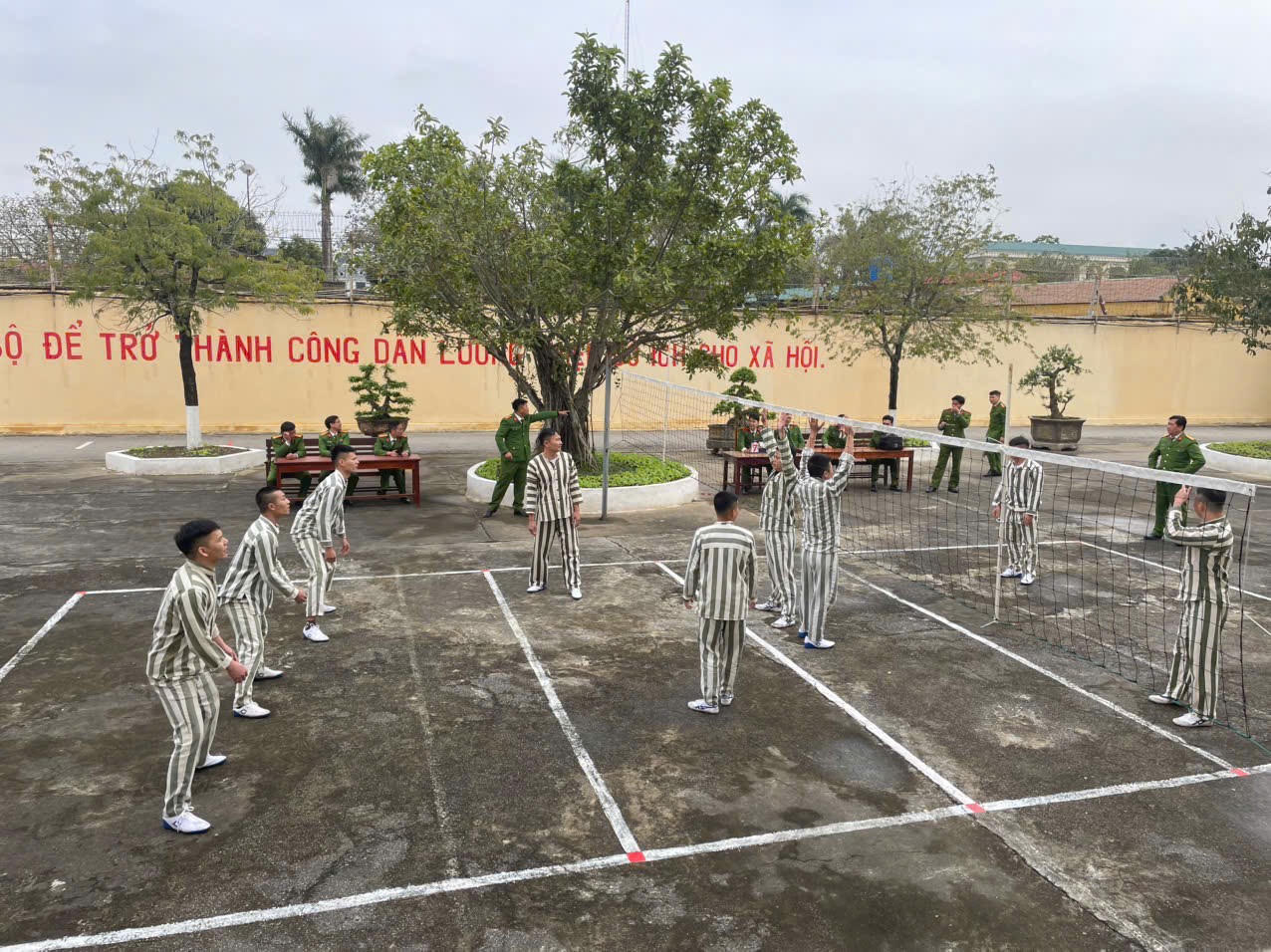 Các phạm nhân tại trạm tạm giam được tổ chức các hoạt động thể dục, thể thao.