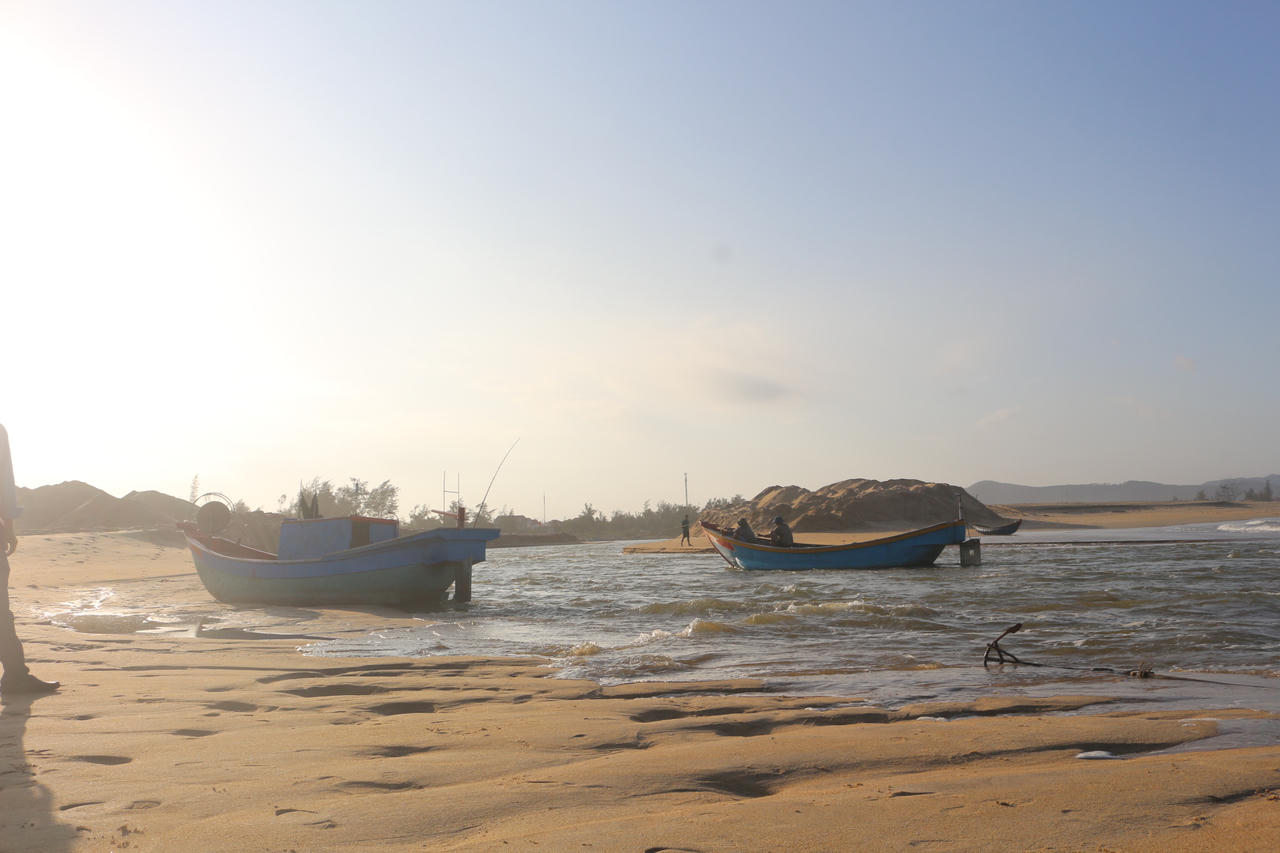 Sau mỗi chuyến đi biển, tàu cá công suất nhỏ chờ thủy triều lên mới có thể vào cửa sông Lý Hòa an toàn.