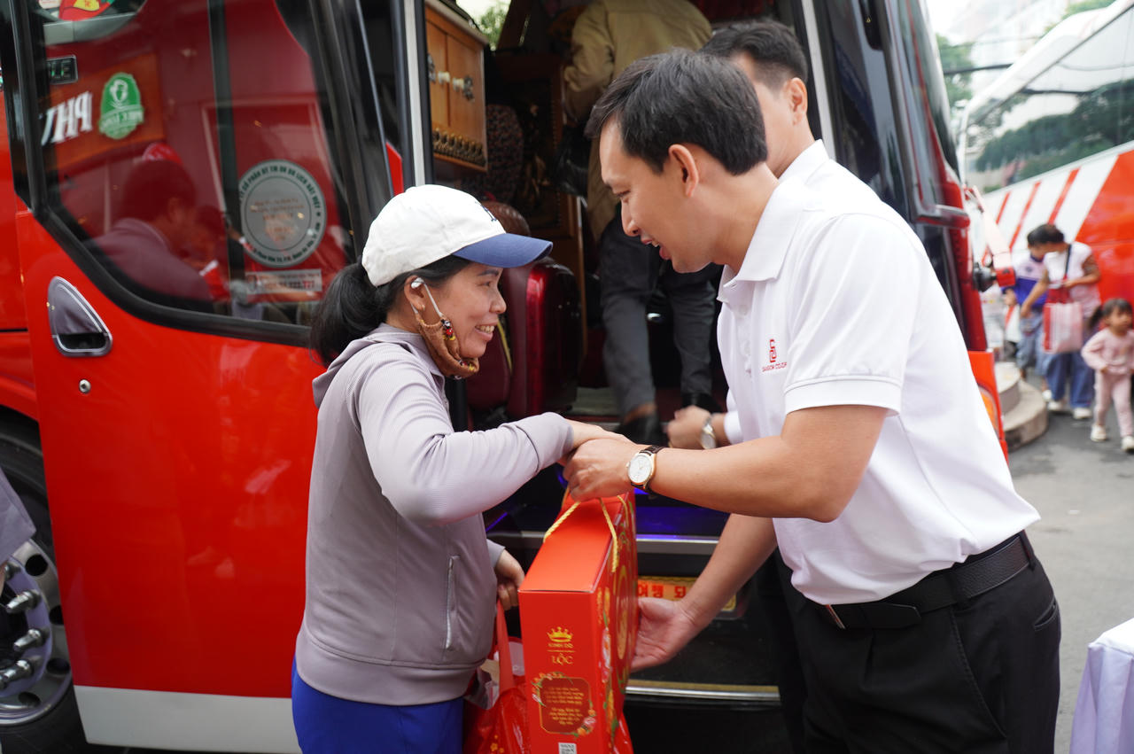 Saigon Co.op tổ chức 20 chuyến xe, đưa 900 lao động khó khăn về quê đón Tết