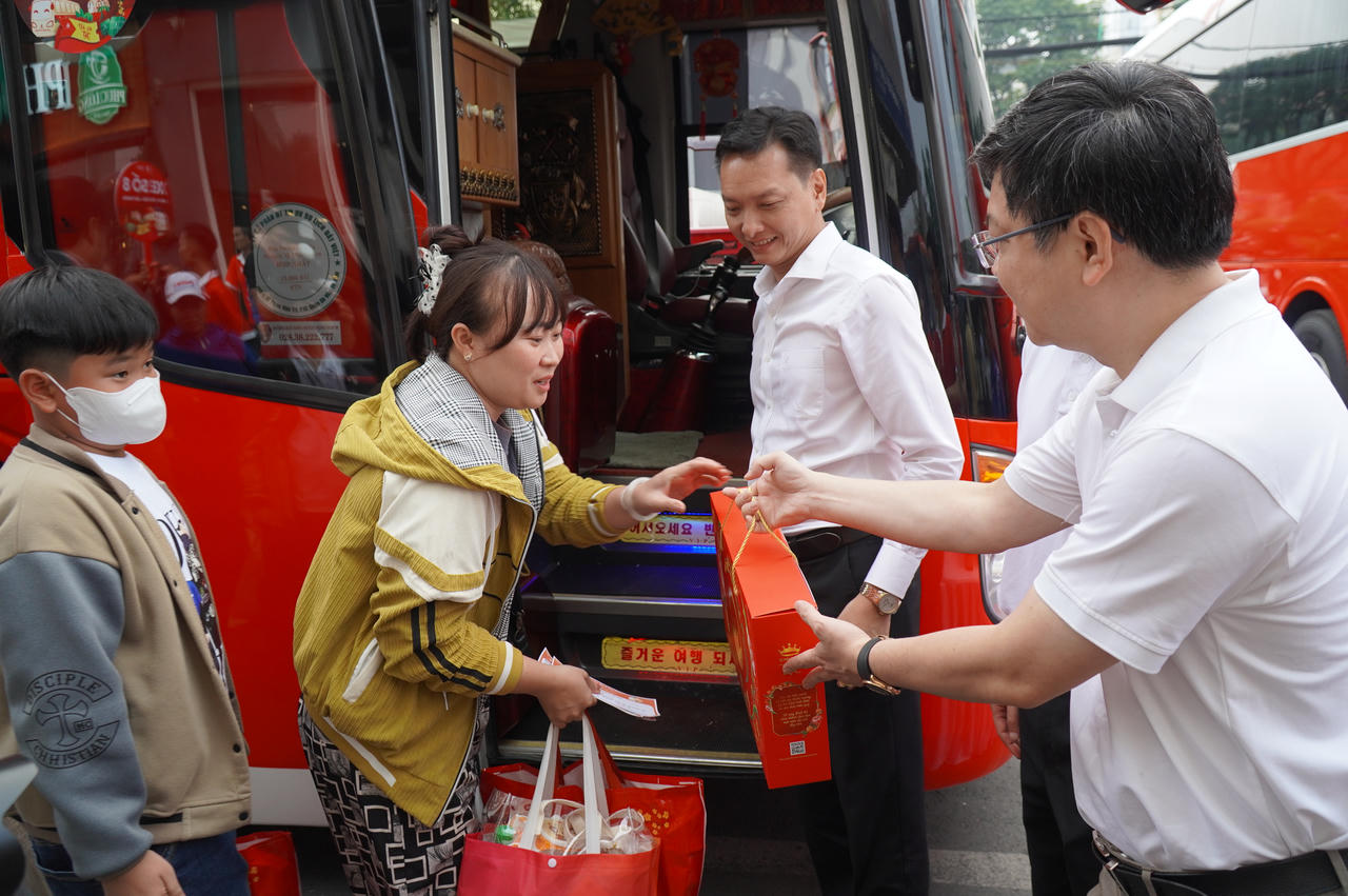 Saigon Co.op tổ chức 20 chuyến xe, đưa 900 lao động khó khăn về quê đón Tết