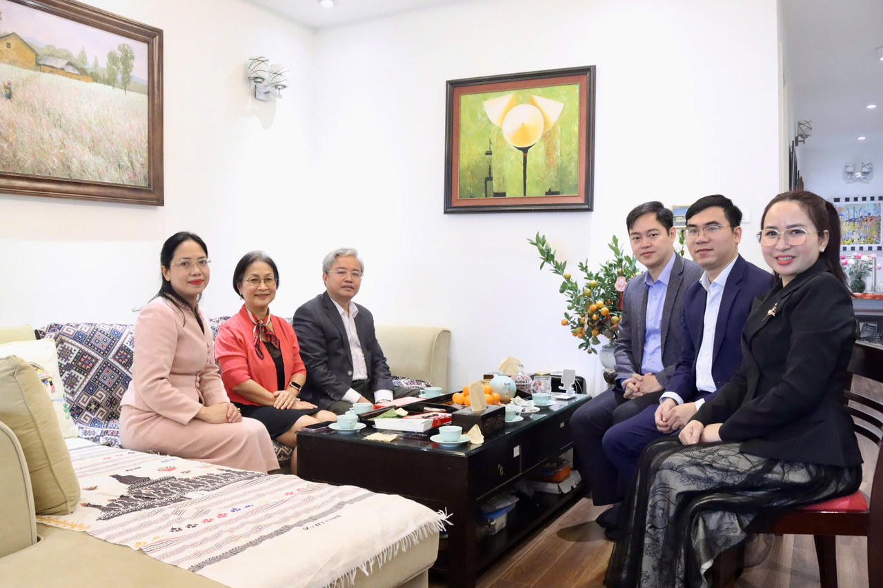 Lãnh đạo Bộ Tư pháp thăm, chúc Tết gia đình các đồng chí nguyên lãnh đạo Bộ