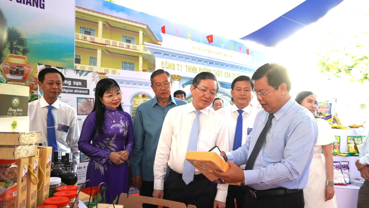 Bí thư Tỉnh ủy An Giang Nguyễn Tiến Hải tham quan gian hàng trưng bày các sản phẩm nông nghiệp tỉnh An Giang.