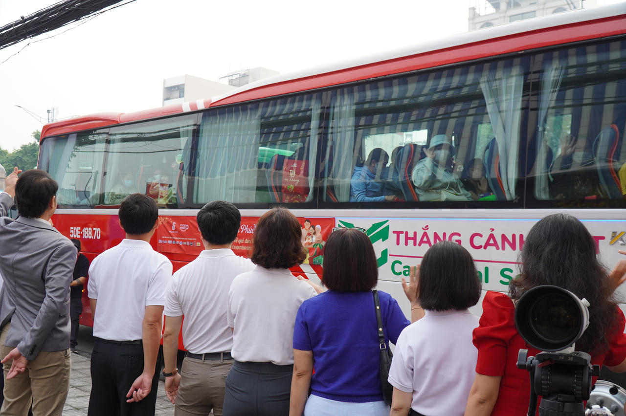 Saigon Co.op tổ chức 20 chuyến xe, đưa 900 lao động khó khăn về quê đón Tết
