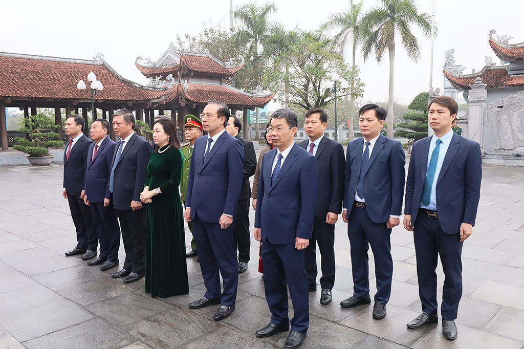 Bà Đinh Thị Lụa - Phó Bí thư Tỉnh ủy Ninh Bình cùng các đại biểu dâng hương tại Đền thờ các Anh hùng liệt sĩ khu vực Hà Nam. (Ảnh: Lê Dũng)