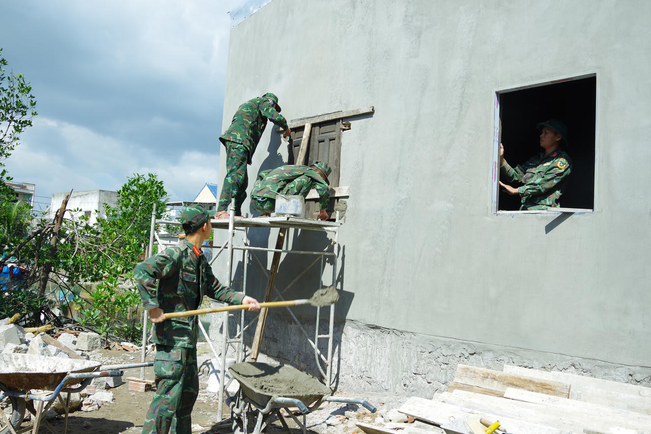 Các chiến sĩ Sư đoàn 31 xây dựng nhà giúp người dân. 