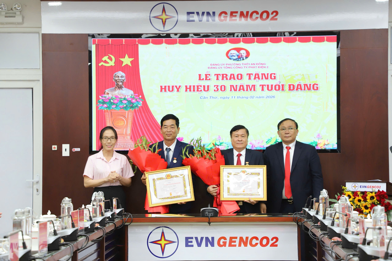 Lãnh đạo phường Thới An Đông và EVNGENCO2 trao huy hiệu 30 năm tuổi Đảng cho 2 đảng viên. 