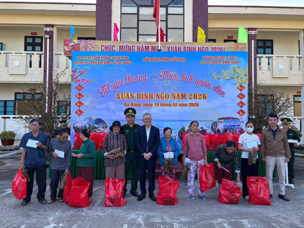 Đại diện Hoiana thăm hỏi và trao quà Tết cho người dân tại Đồn Biên phòng Cửa Đại. 