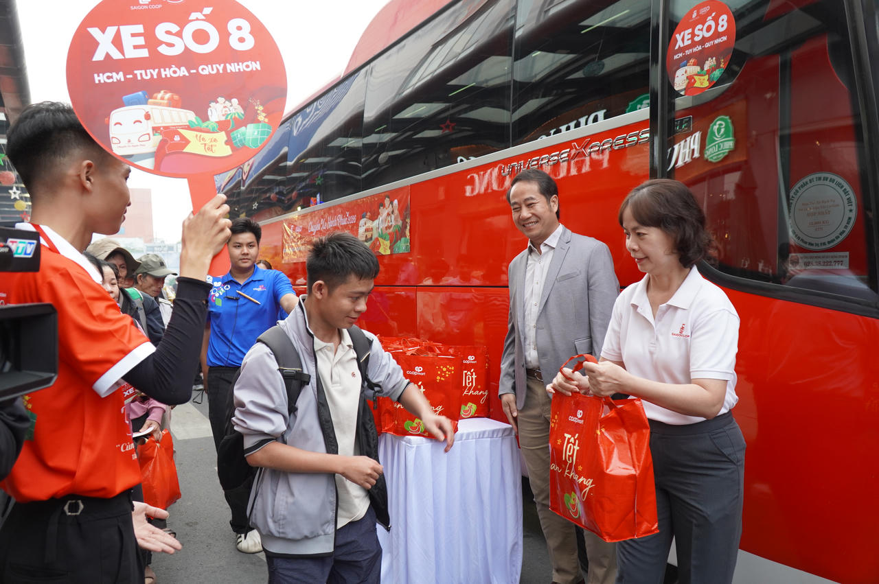 Saigon Co.op tổ chức 20 chuyến xe, đưa 900 lao động khó khăn về quê đón Tết