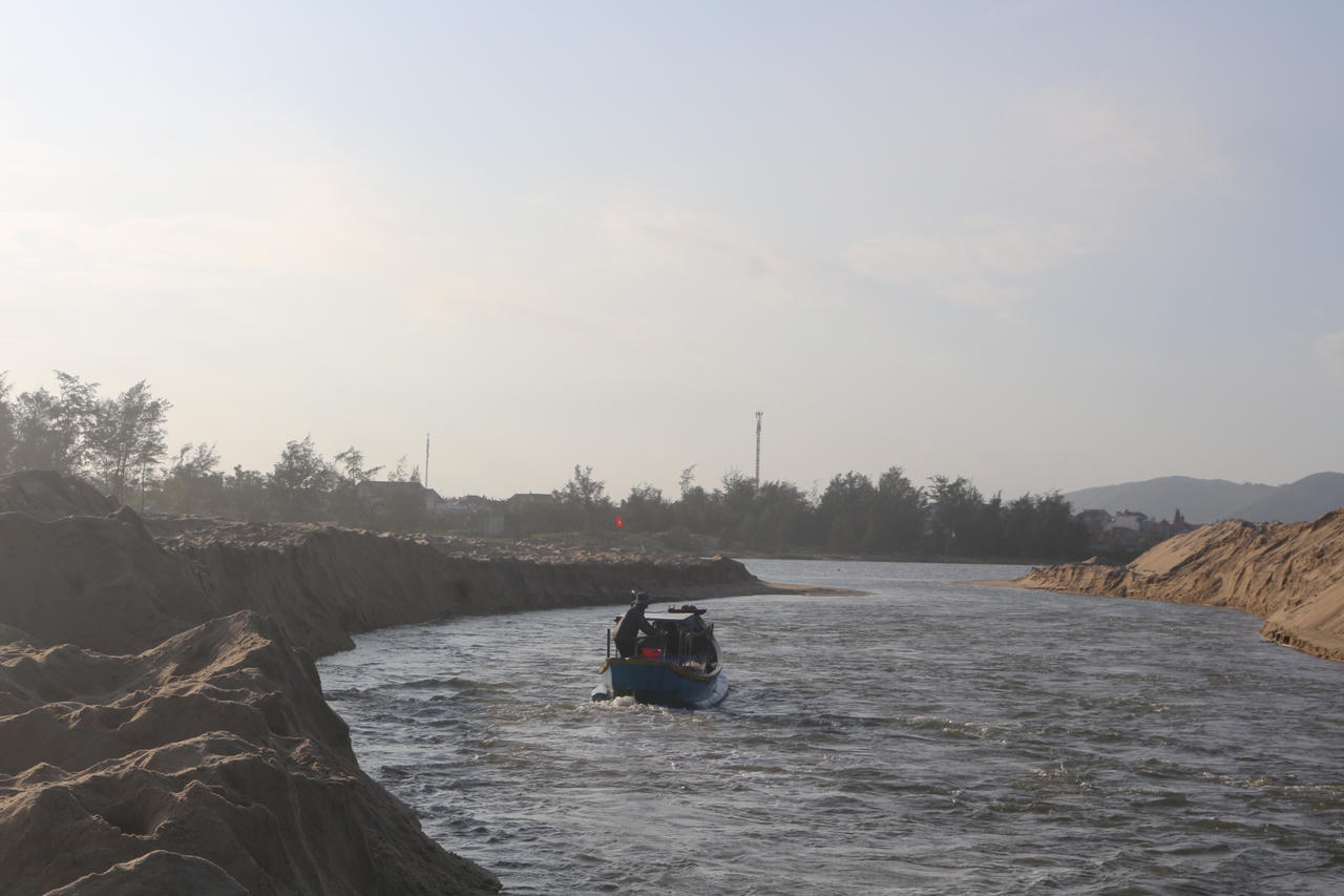 Tàu cá của ngư dân xã Đông Trạch gặp nhiều khó khăn khi vào bờ do cửa biển Lý Hòa bị bồi lấp, nước chảy xiết.