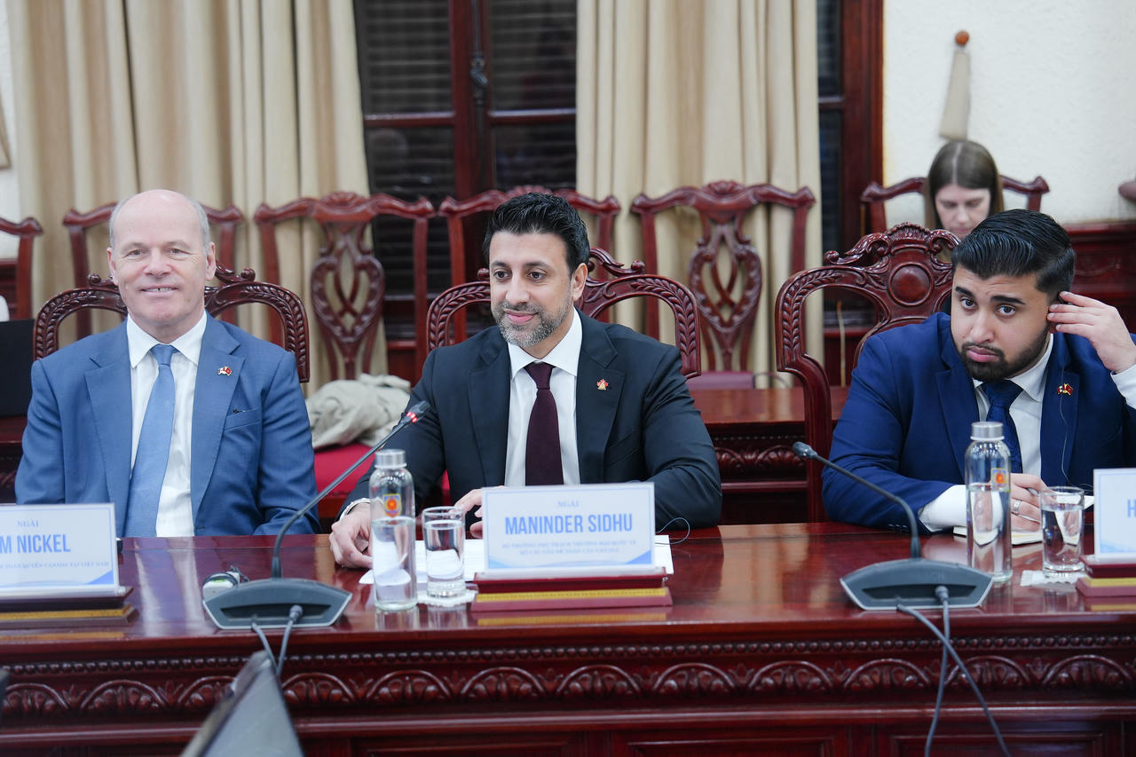 Ngài Maninder Sidhu, Bộ trưởng phụ trách Thương mại Quốc tế, Bộ Các vấn đề toàn cầu Canada phát biểu tại buổi tiếp.