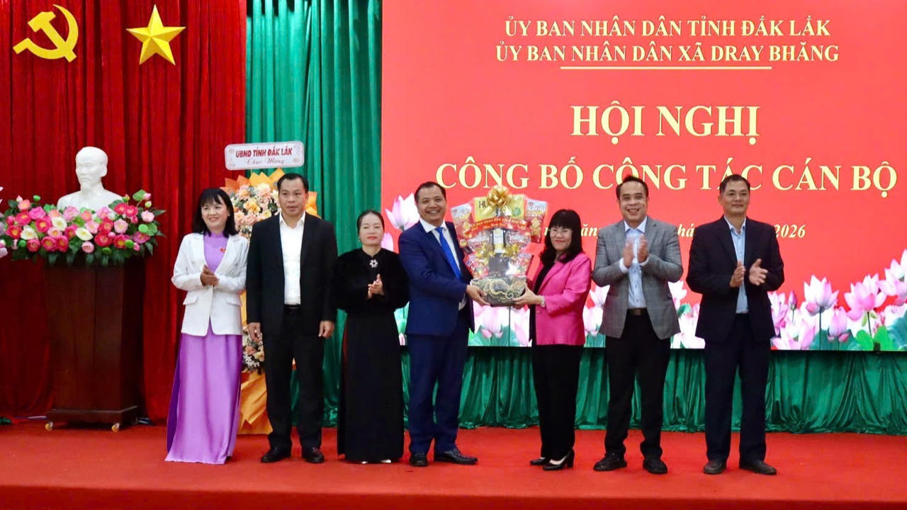 Phó Chủ tịch Thường trực UBND tỉnh Đắk Lắk tặng quà chúc Tết tập thể lãnh đạo Đảng ủy – HĐND – UBND xã Dray Bhăng nhân dịp Xuân Bính Ngọ 2026. (Ảnh: Đại Đậu)