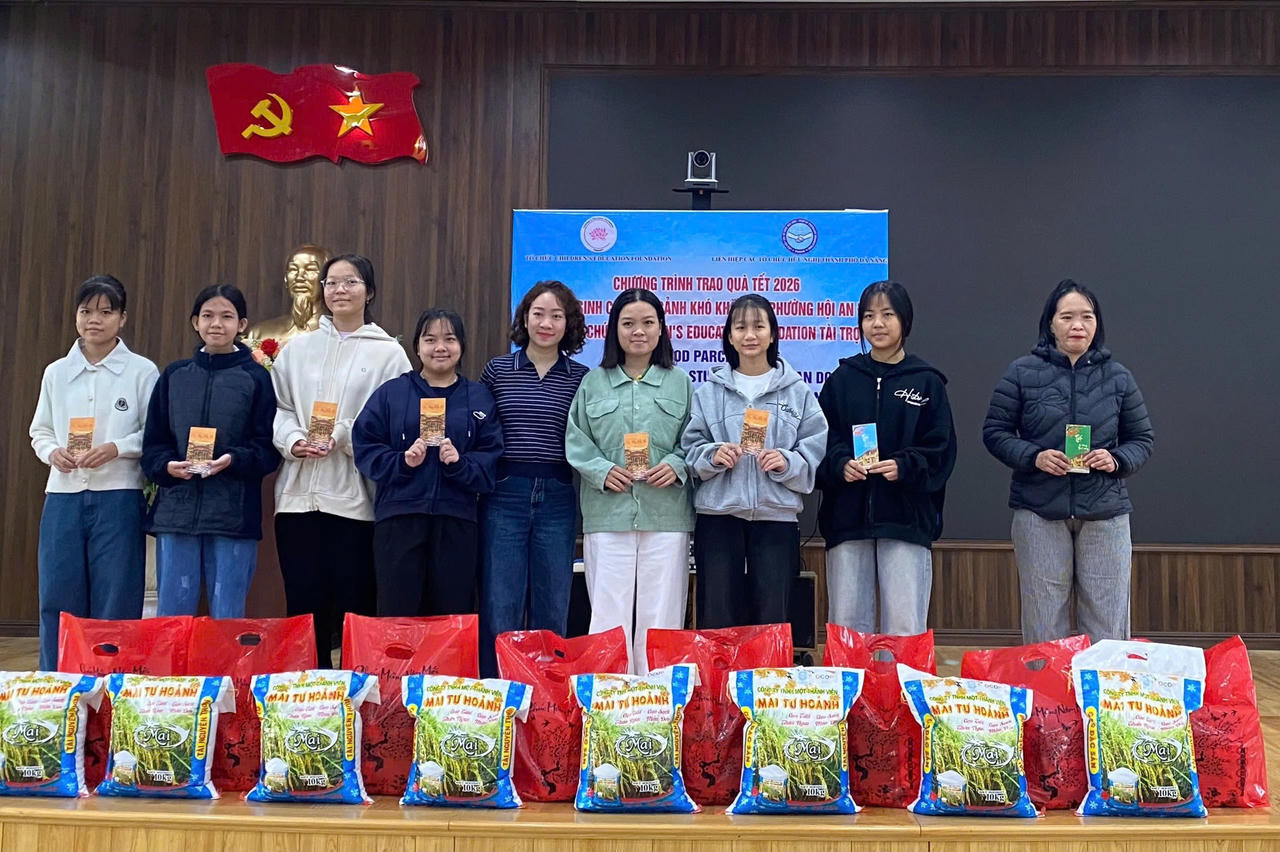 nhóm các em học sinh xã Duy Nghĩa nhận hỗ trợ từ Hoiana.&nbsp;