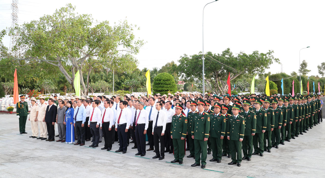 Đại biểu tham dự Lễ viếng Nghĩa trang tỉnh.