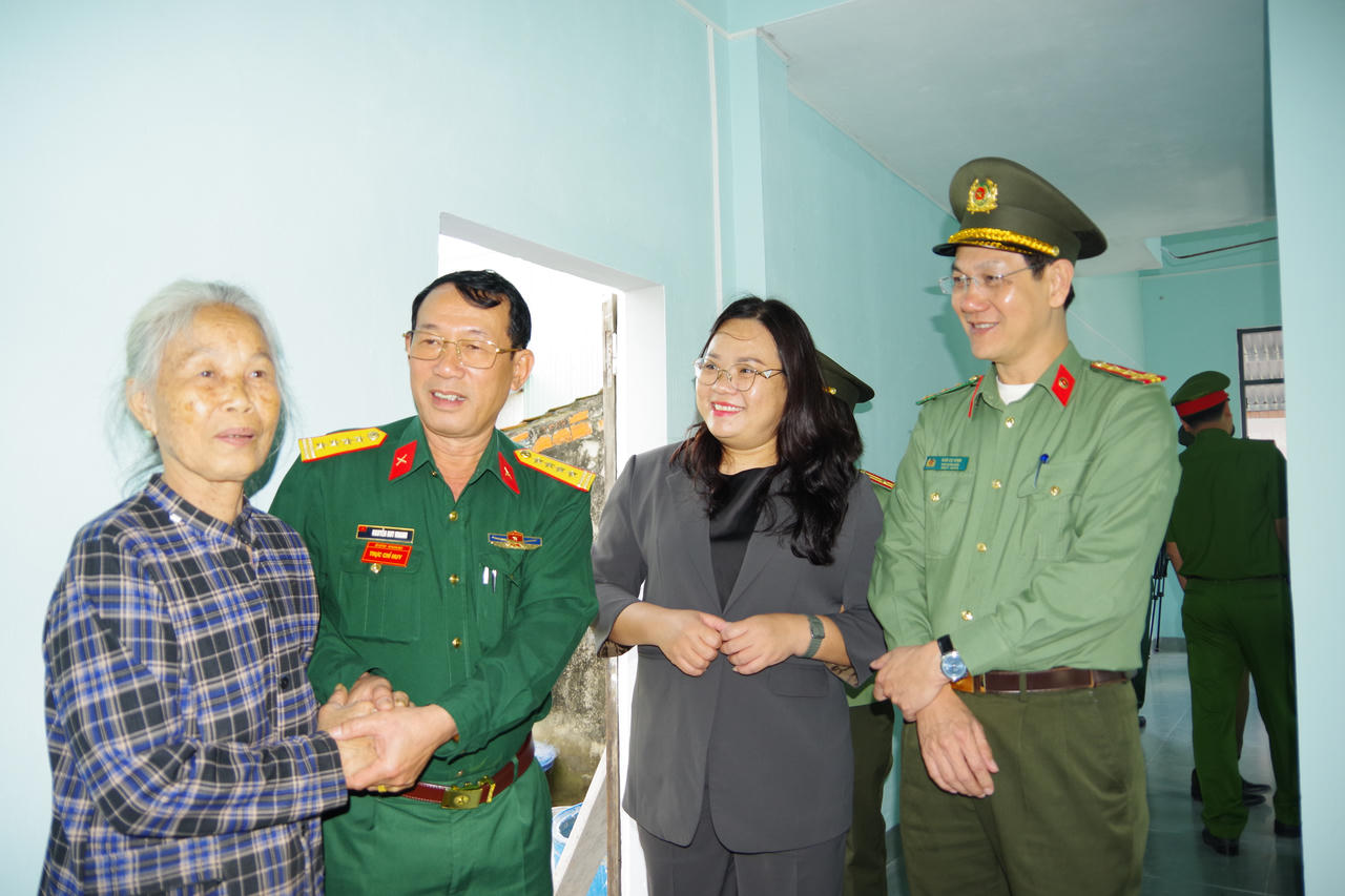 Đại tá Nguyễn Duy Nhanh chia sẻ niềm vui với người dân trong buổi lễ bàn giao nhà mới.