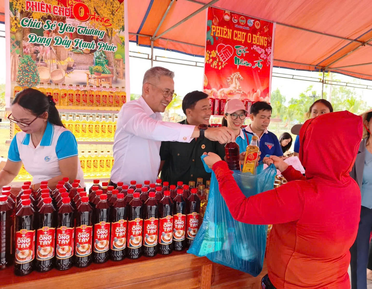 Những phần quà Tết được đại diện Hoiana trao tận tay đến bà con tại xã Duy Nghĩa.