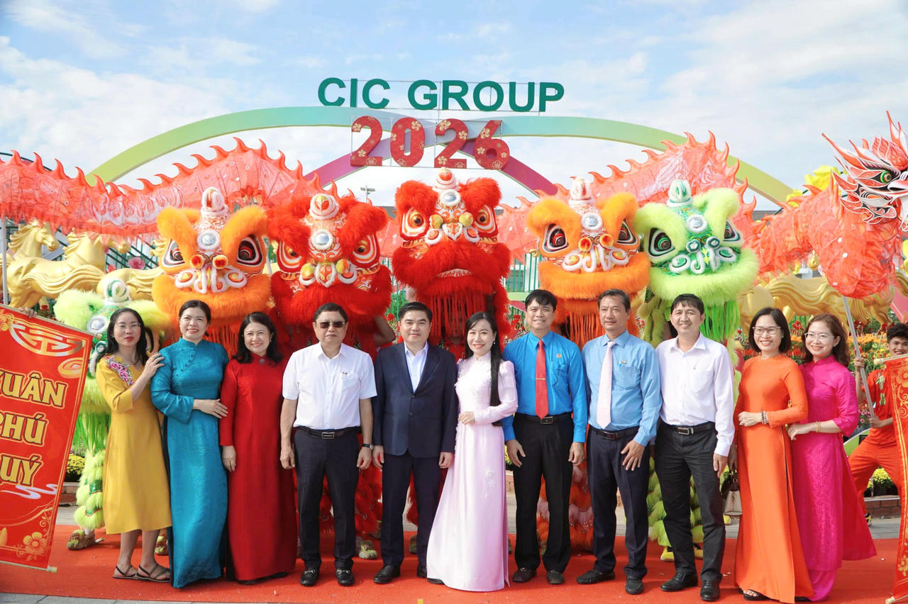 Đại biểu chụp ảnh lưu niệm