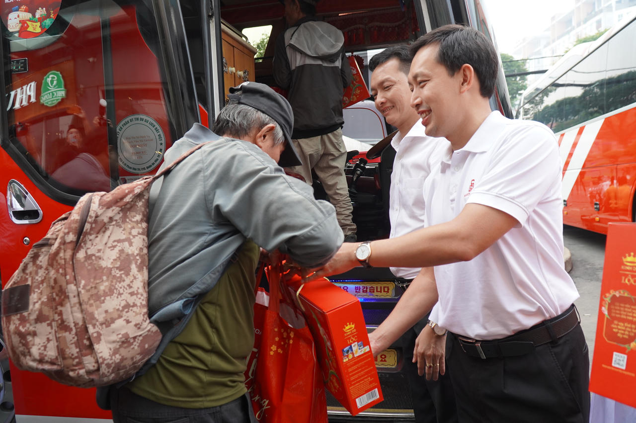 Saigon Co.op tổ chức 20 chuyến xe, đưa 900 lao động khó khăn về quê đón Tết