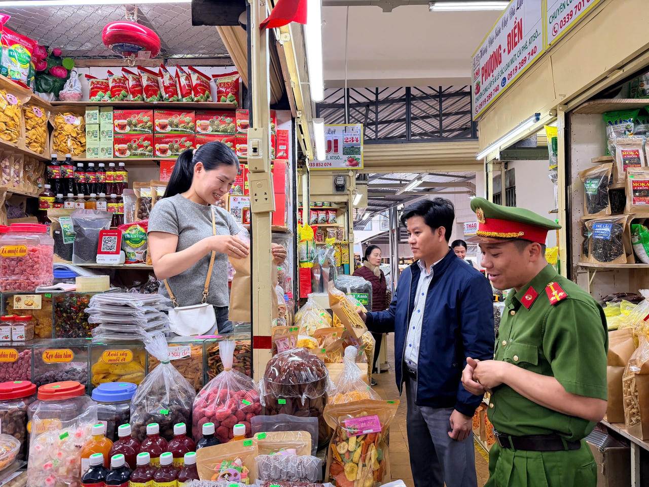 Lực lượng chức năng Lâm Đồng kiểm tra hàng hoá tại chợ Đà Lạt.