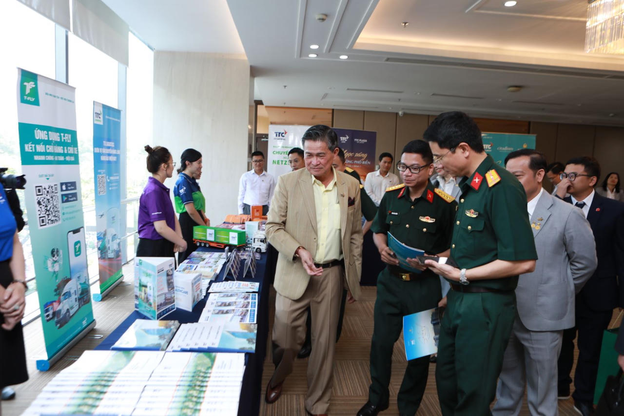 Ông Đặng Văn Thành - Chủ tịch Tập đoàn TTC giới thiệu những sản phẩm, dịch vụ của TTC đến Ban lãnh đạo Viettel Post.