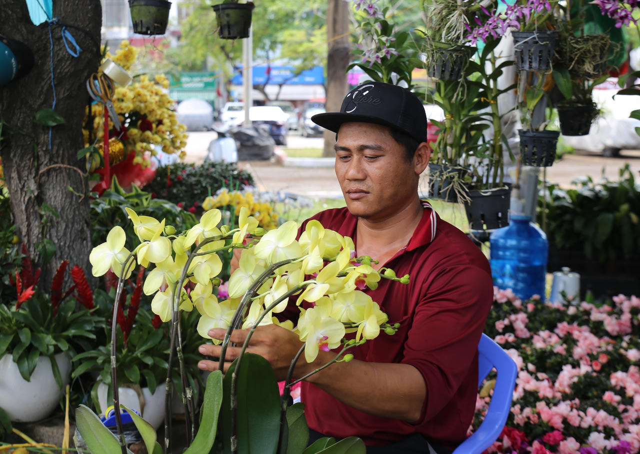 Tại các cửa hàng hoa lan ở phường Trấn Biên, Tam Hiệp, Tân Triều... không khí buôn bán đang tấp nập.