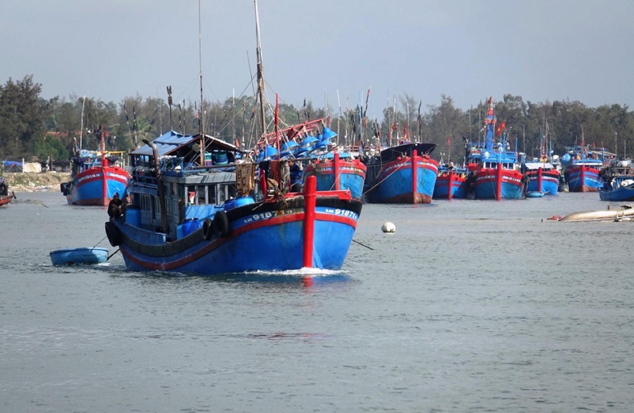 Tàu thuyền ngư dân miền Trung vươn khơi chuyến biển cuối năm.&nbsp;