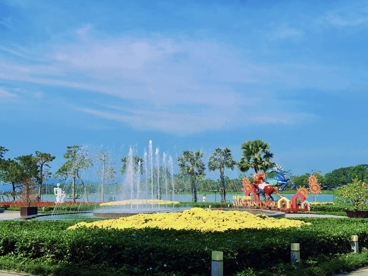 Không gian Tết quanh các điểm trưng bày đang dần hiện hữu qua những tiểu cảnh được chăm chút và sắc hoa rực rỡ.