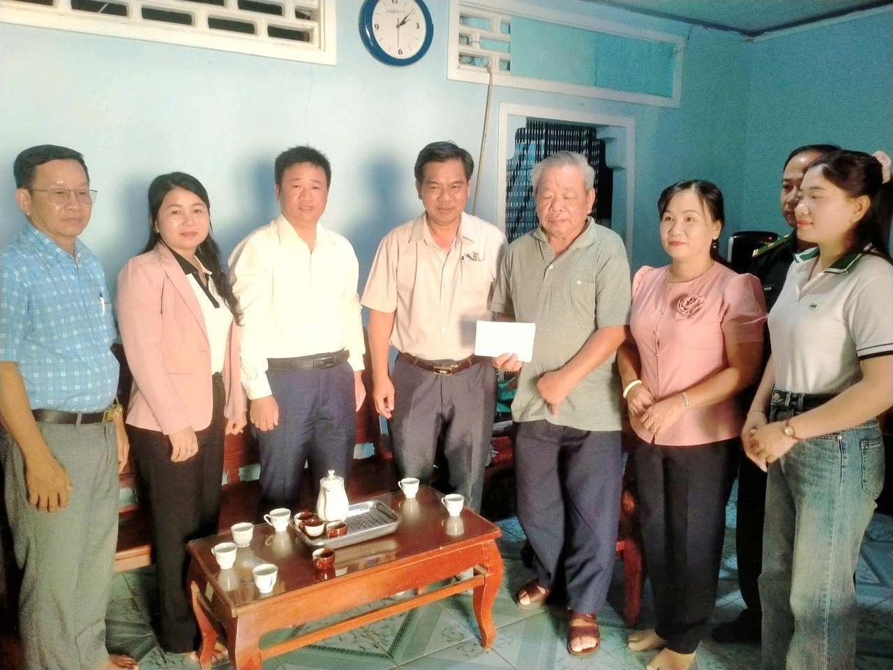 Chính quyền Đặc khu Kiên Hải tặng quà cho gia đình chính sách tại địa phương.