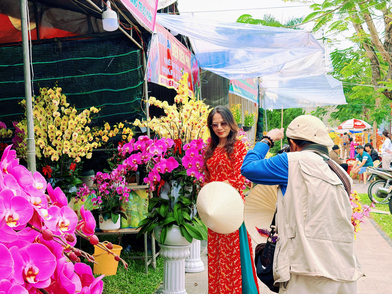 Diện áo dài hòa vào không khí Xuân.