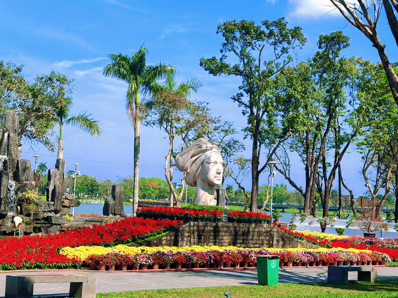 Công viên trước mặt trường Hai Bà Trưng (TP Huế) được trang trí bởi nhiều chậu hoa đẹp mắt.