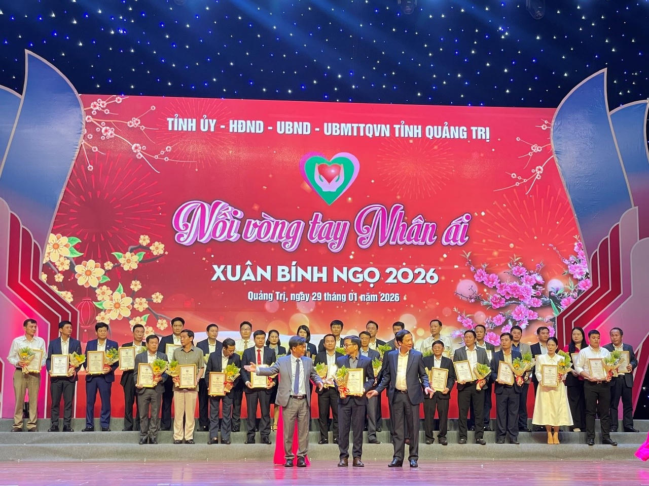 Ông Đoàn Thanh Điểm, Phó Giám đốc Công ty Thủy điện Quảng Trị trao quà tại chương trình "Nối vòng tay nhân ái - Xuân Bính Ngọ 2026". 