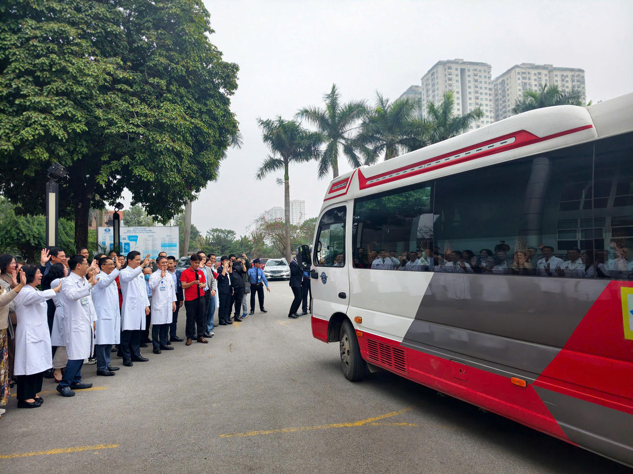 Chuyến xe yêu thương nối dài hy vọng cho người bệnh ung thư về quê đón Tết