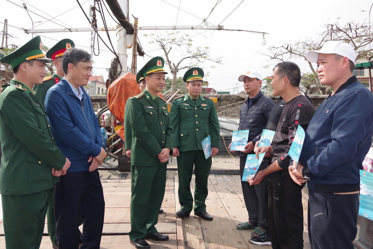 Đoàn công tác của Ban Chỉ huy Bộ đội Biên phòng TP và UBND phường Nam Triệu hỏi thăm ngư dân.