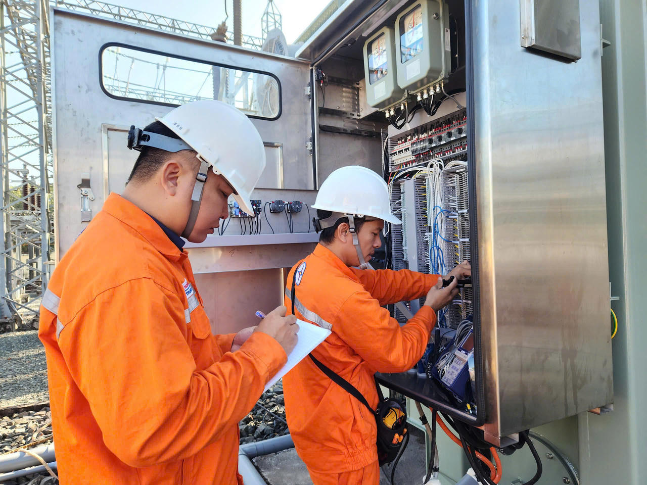 Ứng trực 24/24 xử lý các sự cố điện phát sinh và sửa chữa điện phục vụ nhân dân đón Tết