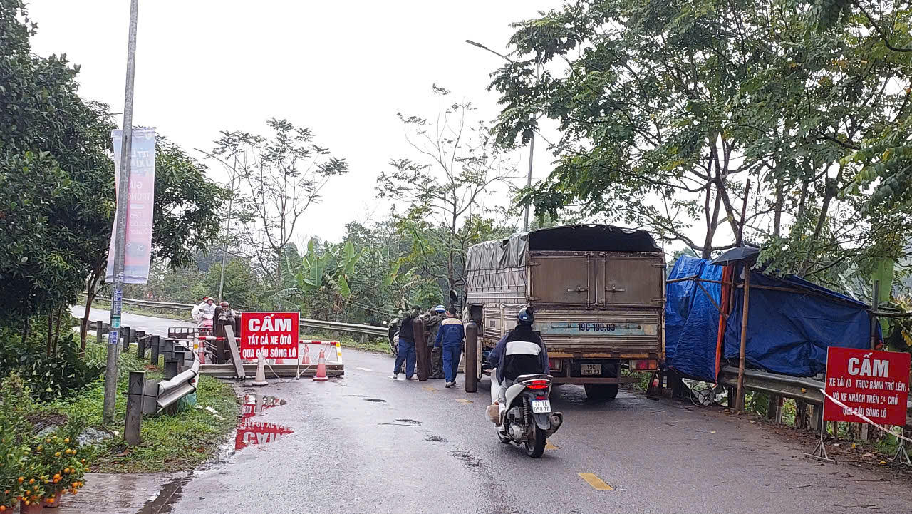 Ô tô bị cấm lưu thông qua cầu Sông Lô khiến việc vận tải hàng hóa của người dân bị ảnh hưởng nặng nề. Ảnh: Đức Tuyển.