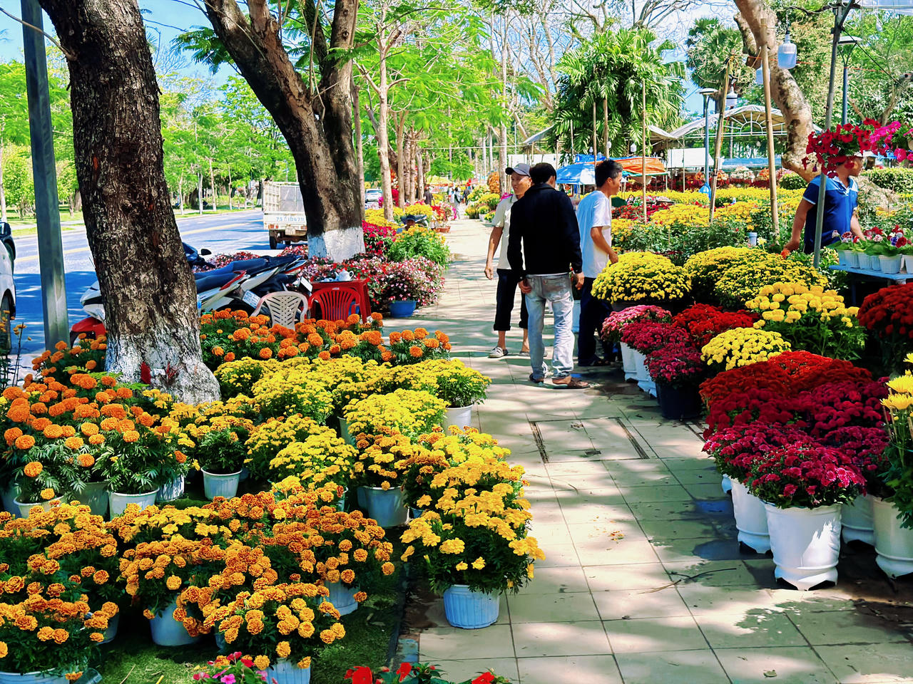 Chợ hoa khu vực đường Lê Duẩn.