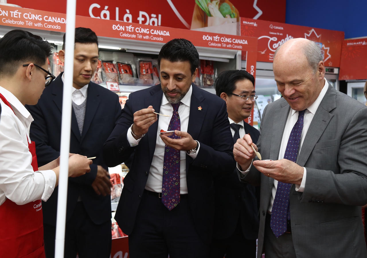 Bộ trưởng Bộ Thương mại Quốc tế Canada thăm siêu thị BRGMart Phạm Ngọc Thạch