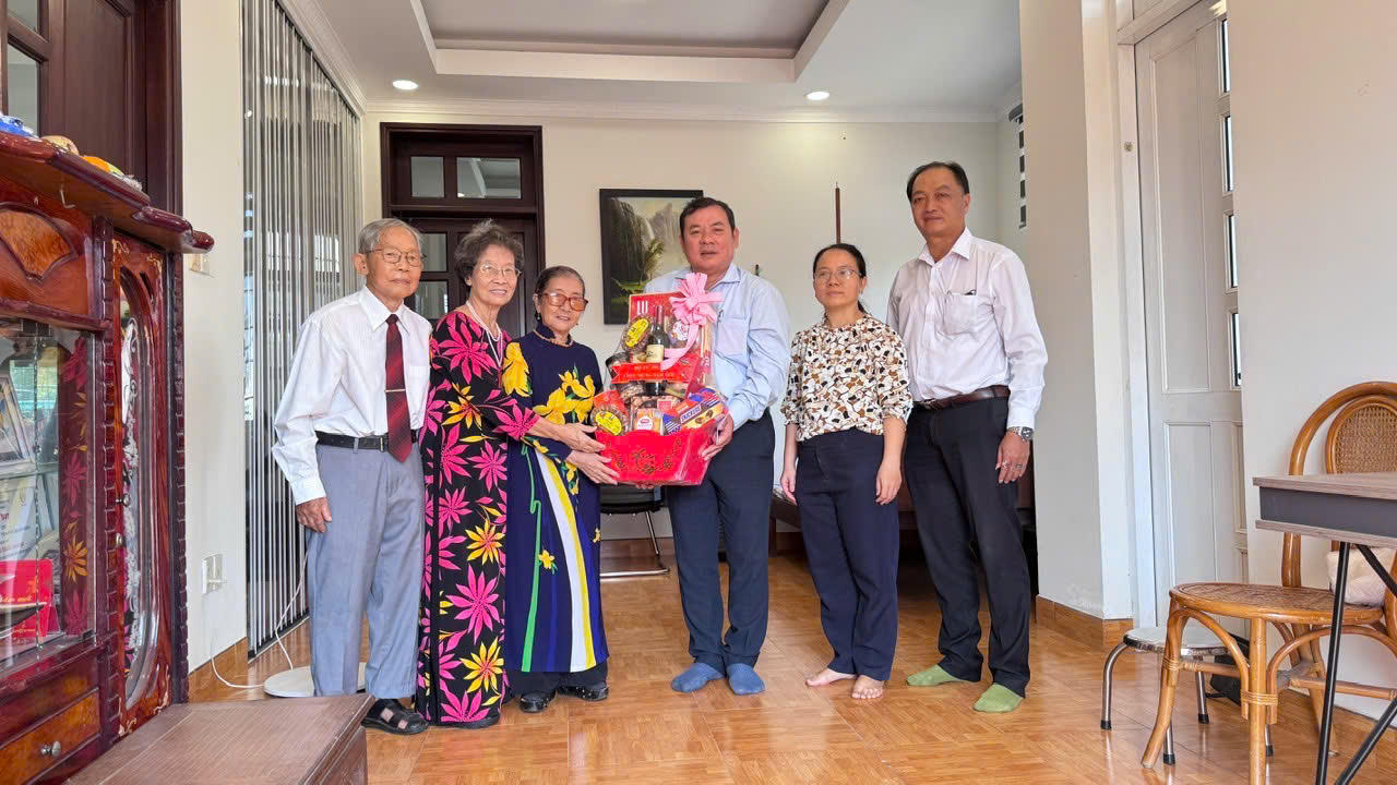 Thăm gia đình cố Bộ trưởng Vũ Đình Hòe