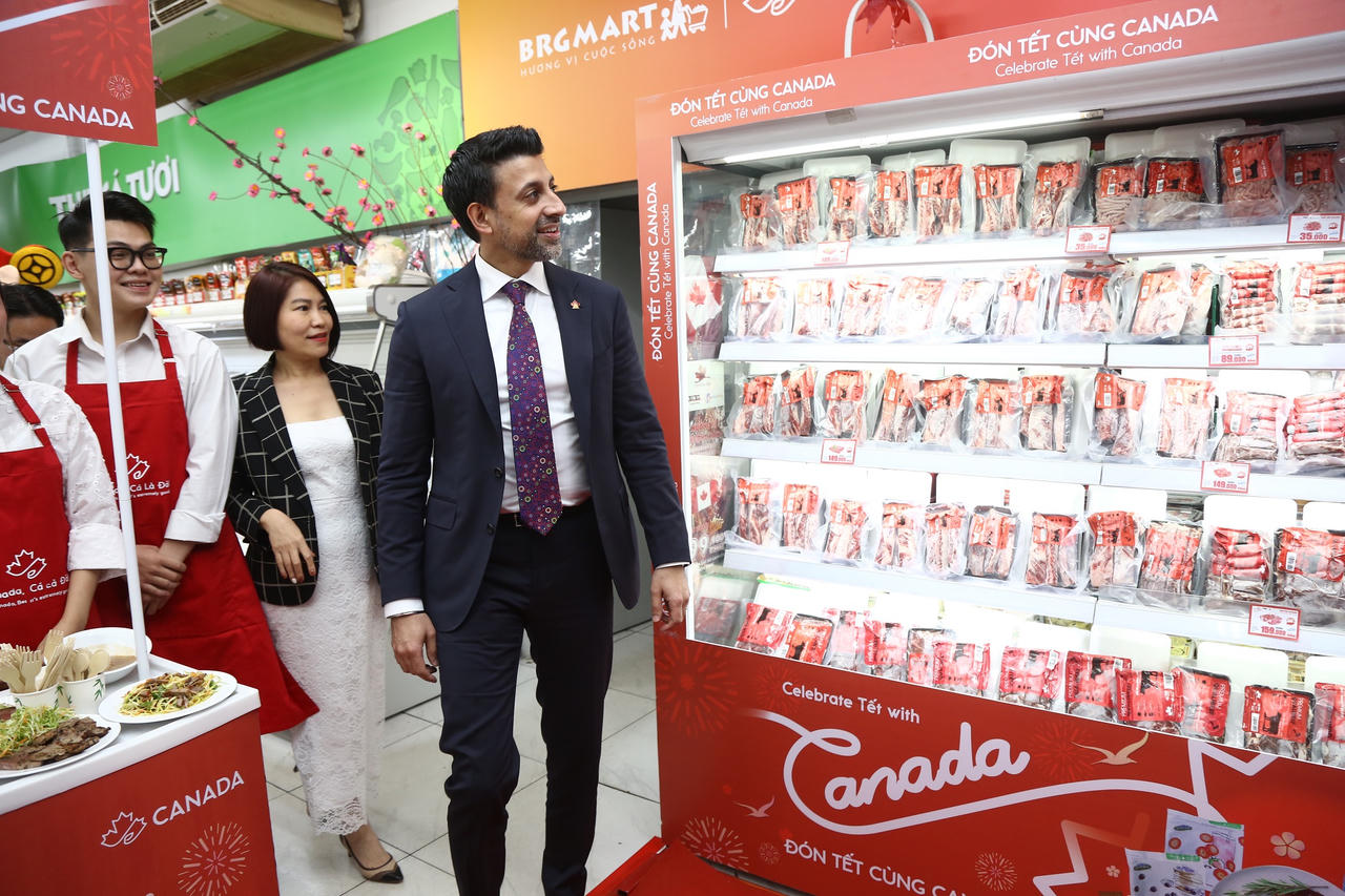 Bộ trưởng Bộ Thương mại Quốc tế Canada thăm siêu thị BRGMart Phạm Ngọc Thạch