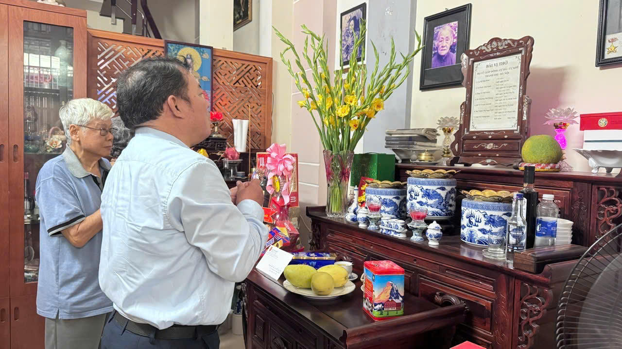 Thắp nhang cố Bộ trưởng Vũ Trọng Khánh