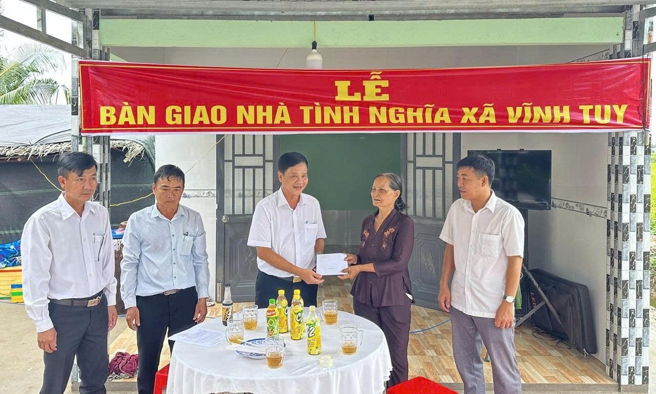 Ông Nguyễn Xuân Hoài - Bí thư Đảng ủy xã Vĩnh Tuy trao nhà tình nghĩa cho người dân.