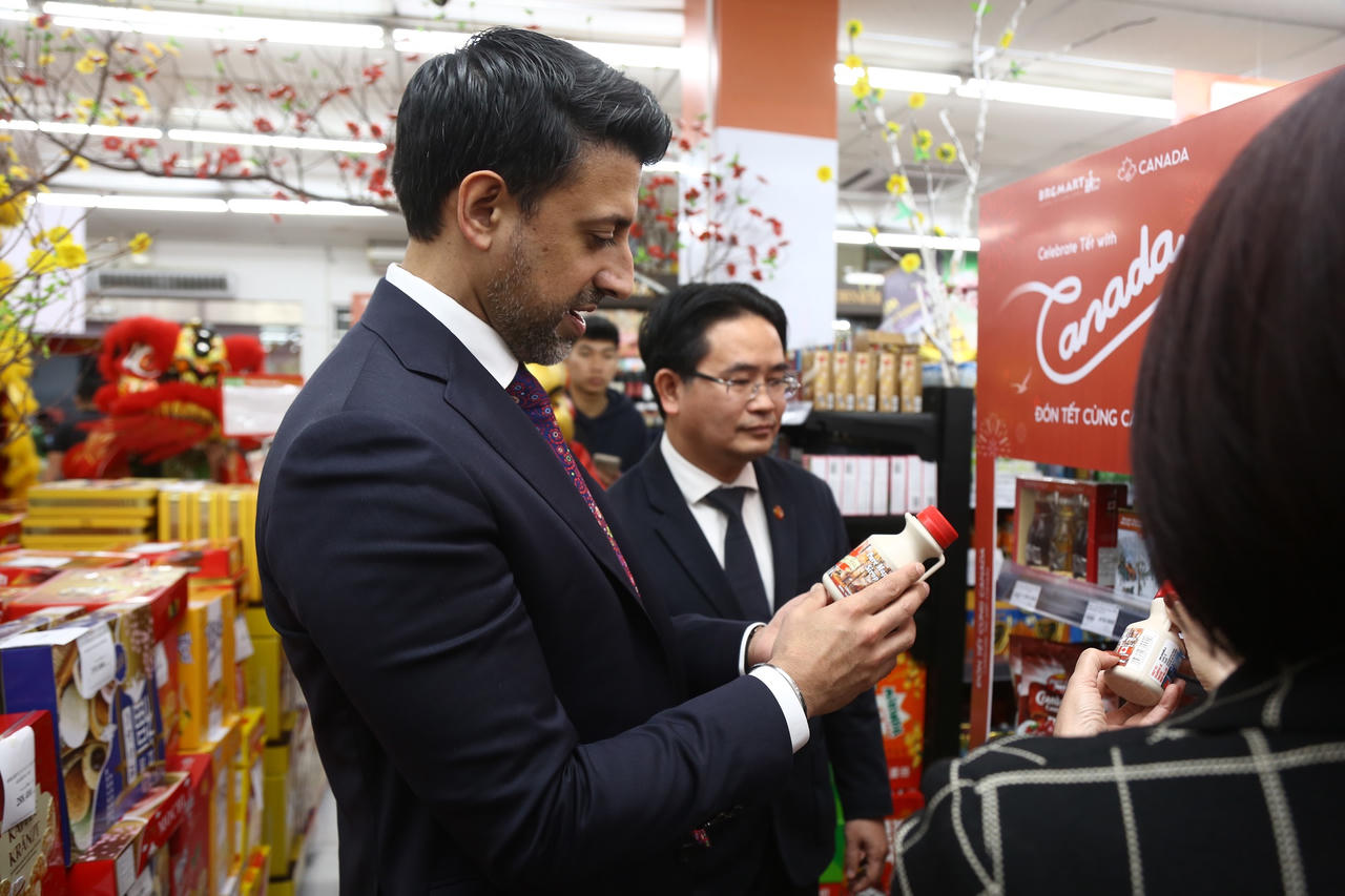 Bộ trưởng Bộ Thương mại Quốc tế Canada thăm siêu thị BRGMart Phạm Ngọc Thạch