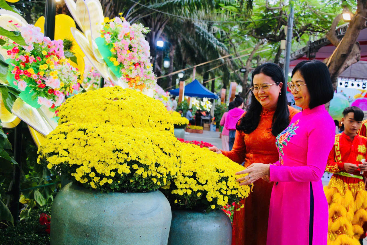 Một góc đường hoa rực rỡ.