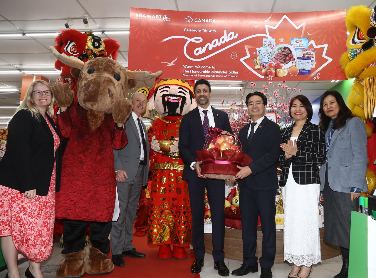 Bộ trưởng Bộ Thương mại Quốc tế Canada thăm siêu thị BRGMart Phạm Ngọc Thạch